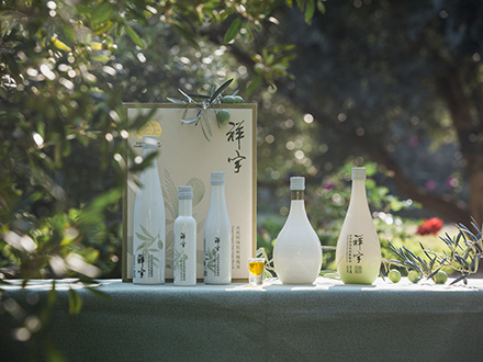祥宇特級(jí)初榨橄欖油，純手工采摘、精選優(yōu)質(zhì)油橄欖鮮果，用意大利貝亞雷斯全自動(dòng)設(shè)備物理冷榨工藝，在鮮果采摘后8小時(shí)內(nèi)限時(shí)鮮榨而成。