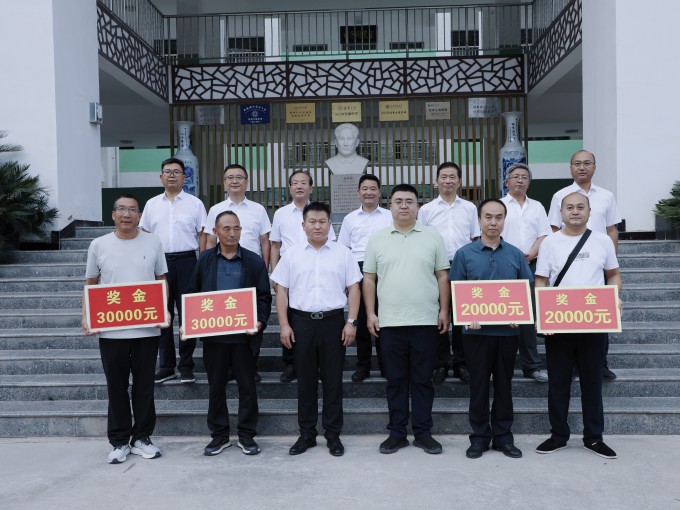 在知識(shí)的殿堂里，每一步成長(zhǎng)都離不開(kāi)愛(ài)與希望的滋養(yǎng)。8月26日下午，隴南一中校園內(nèi)..